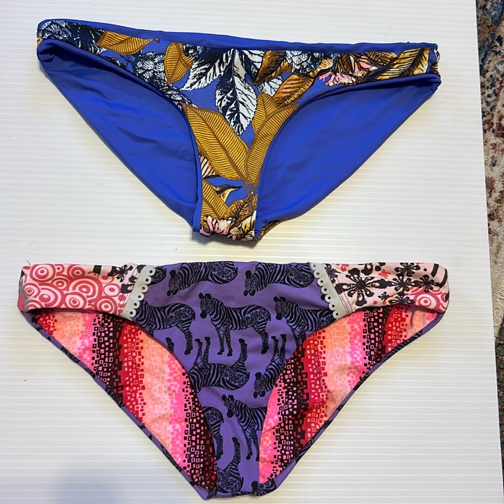 Maaji Signature fit reversible bikini bottoms Size med lot of 2